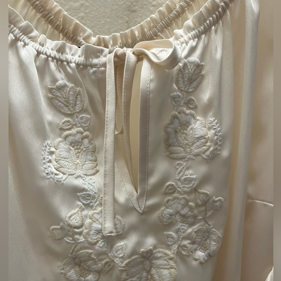 Lane Bryant Satin cream embroidered blouse in 26/28 - Picture 2 of 5